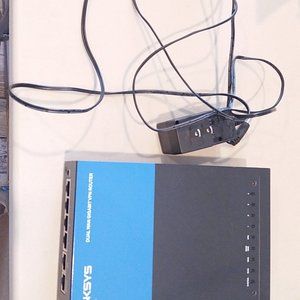 LINKSYS LRT224 Router with charger. Very good condition-used.